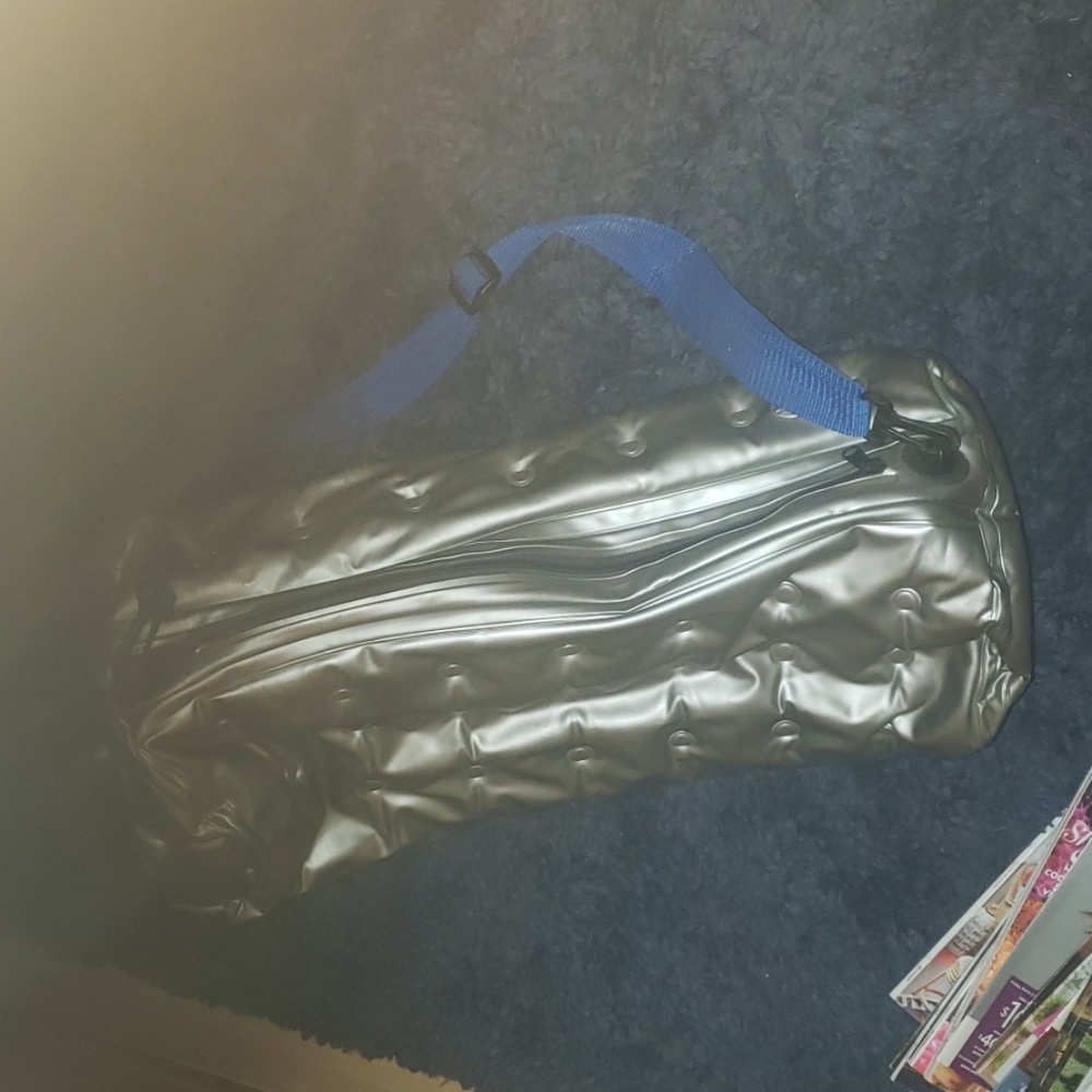 Vintage parachuting penguin blow up duffle - Picture 4 of 5